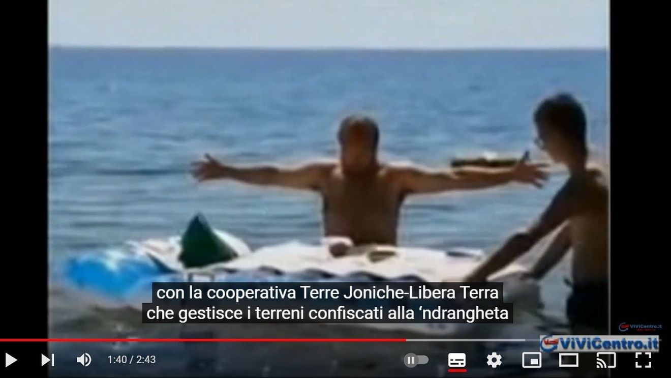VIDEO Controversă în Italia: Un preot în slip a celebrat o slujbă în mare, pe o saltea gonflabilă