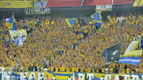 30 de fani ai echipei Petrolul Ploiești, controlați pe aeroportul din Napoli, după un conflict cu autoritățile italene / Ar fi participat la un asalt împotriva forțelor de ordine la meciul Salernitana – Fiorentina / 15 ofițeri au fost răniți