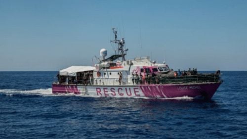 UPDATE Două nave umanitare sar în ajutorul vaporului artistului britanic Banksy, cu 219 migranţi la bord, după ce nava a cerut ajutor. Un migrant a murit la bord, iar mai mulţi sunt răniţi