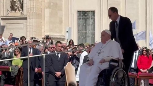 Papa Francisc, aflat în convalescenţă, a apărut printre credincioşii din Piaţa Sfântul Petru de la Vatican