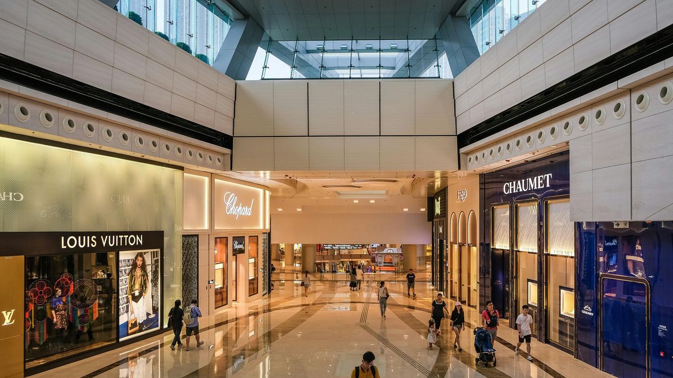 În spatele brandurilor se află un gigant din lumea business-ului / Cine sunt și ce branduri dețin LVMH, Kering, Richemont , PVH, Tapestry Inc., Capri Holdings și Prada S.p.A.