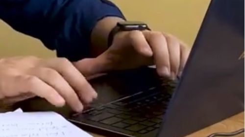 VIDEO Pauza de râs. Cum s-a viralizat Dan Barna după ce s-a jucat cu degetele deasupra tastaturii/ Liderul USR: Sunt primul care râde la meme-uri, mai ales când eu le provoc