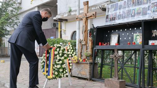 VIDEO Klaus Iohannis a depus o coroană de flori și a aprins o lumânare în memoria victimelor de la Colectiv. Președintele este așteptat să promulge legea privind acordarea de tratament medical pe toată durata vieţii supravieţuitorilor tragediei din 2015