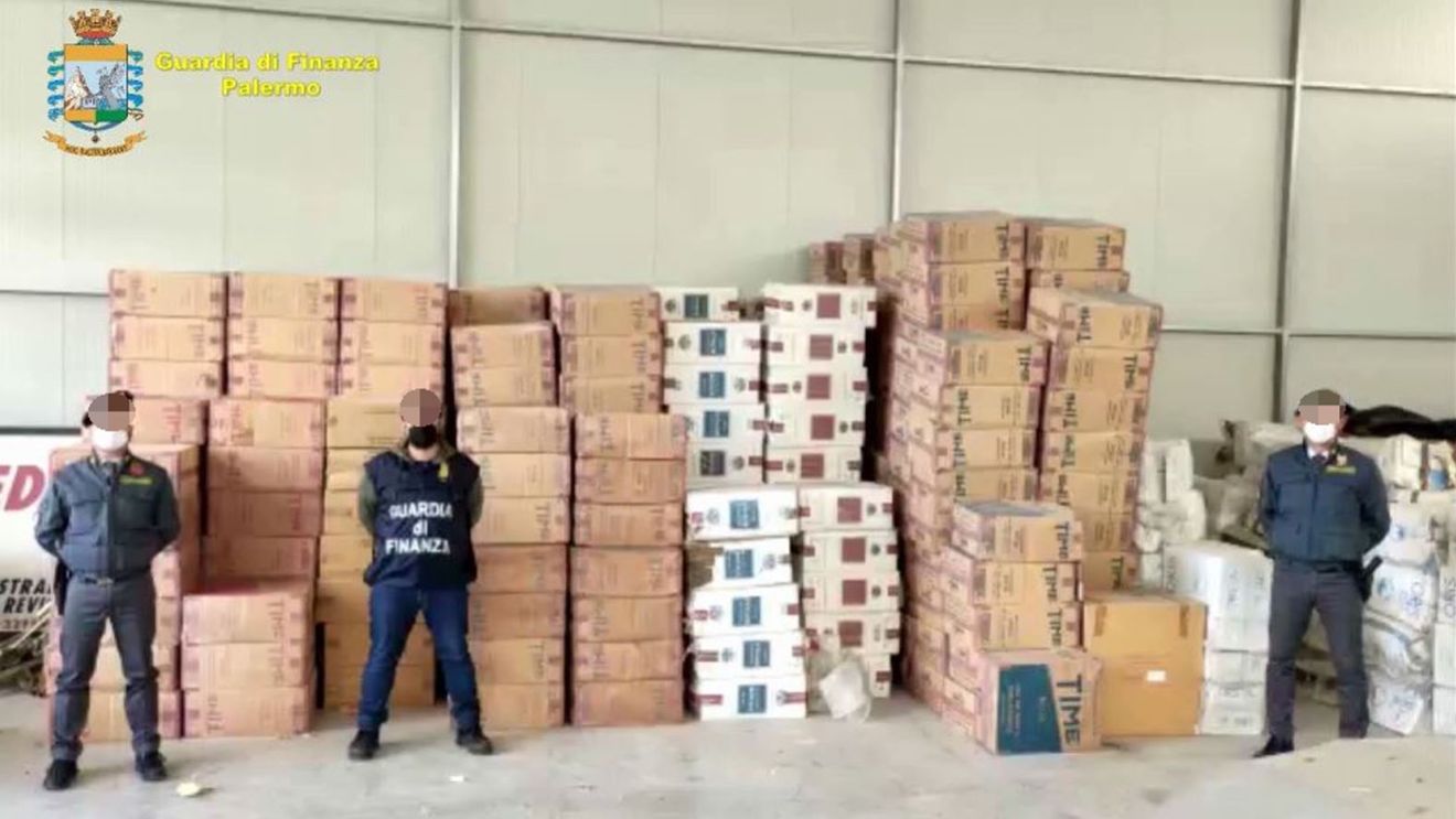 Două fabrici clandestine de fabricat țigări, găsite în Italia / O rețea de traficanți a fost destructurată după o acțiune comună a polițiștilor din 11 țări / Din rețea fac parte și cetățeni români / 50 de tone de tutun au fost confiscate