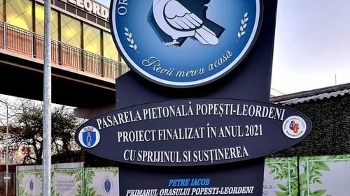 Primarul din Popești-Leordeni, omagiat de subordonați printr-un totem amplasat pe o pasarelă pietonală / City-managerul promite investiții suplimentare în placa omagială