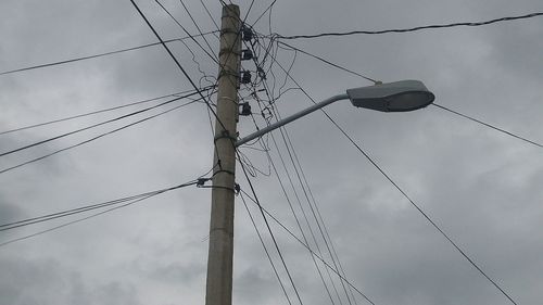 Activitatea Casei de Pensii Timiş e blocată după ce Primăria a tăiat cablurile de internet de pe stâlpi / Primăria: ”E obligaţia operatorilor de a notifica abonaţii”