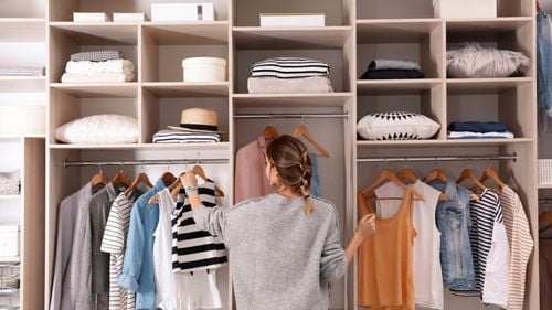 De ce preferă unii bărbați hainele femeilor și cum a pornit frenezia îmbrăcăminții unisex pe Tik Tok