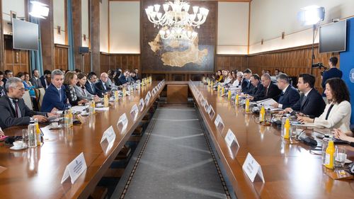 Două lumi paralele: Comisia Europeană critică puternic întârzierile din PNRR și avertizează asupra situației fiscale „care merge în direcția greșită”. Guvernul României vorbește despre „progrese remarcabile”, șantiere și spitale noi