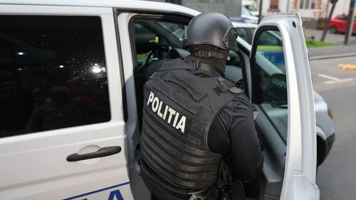 Zece percheziţii în trei judeţe la persoane bănuite că au obţinut credite bancare în numele unor societăţi comerciale folosind documente contabile false / Prejudiciul este de aproape 800.000 de lei / Şase persoane, duse la audieri