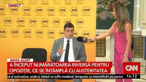 Liderul partidului extremist AUR, George Simion, pus la punct de un senator USR din cauză că vorbea așezat pe scaun cu o jurnalistă care îi lua interviul din picioare
