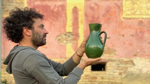 Ștefan Vaida de la Ambulanța pentru Monumente vinde pe Facebook o parte din colecția sa de obiecte vechi din Transilvania / Strânge bani pentru renovarea unui imobil pentru voluntari, în Sibiu / ”Renunț la 10, 20% din obiecte”