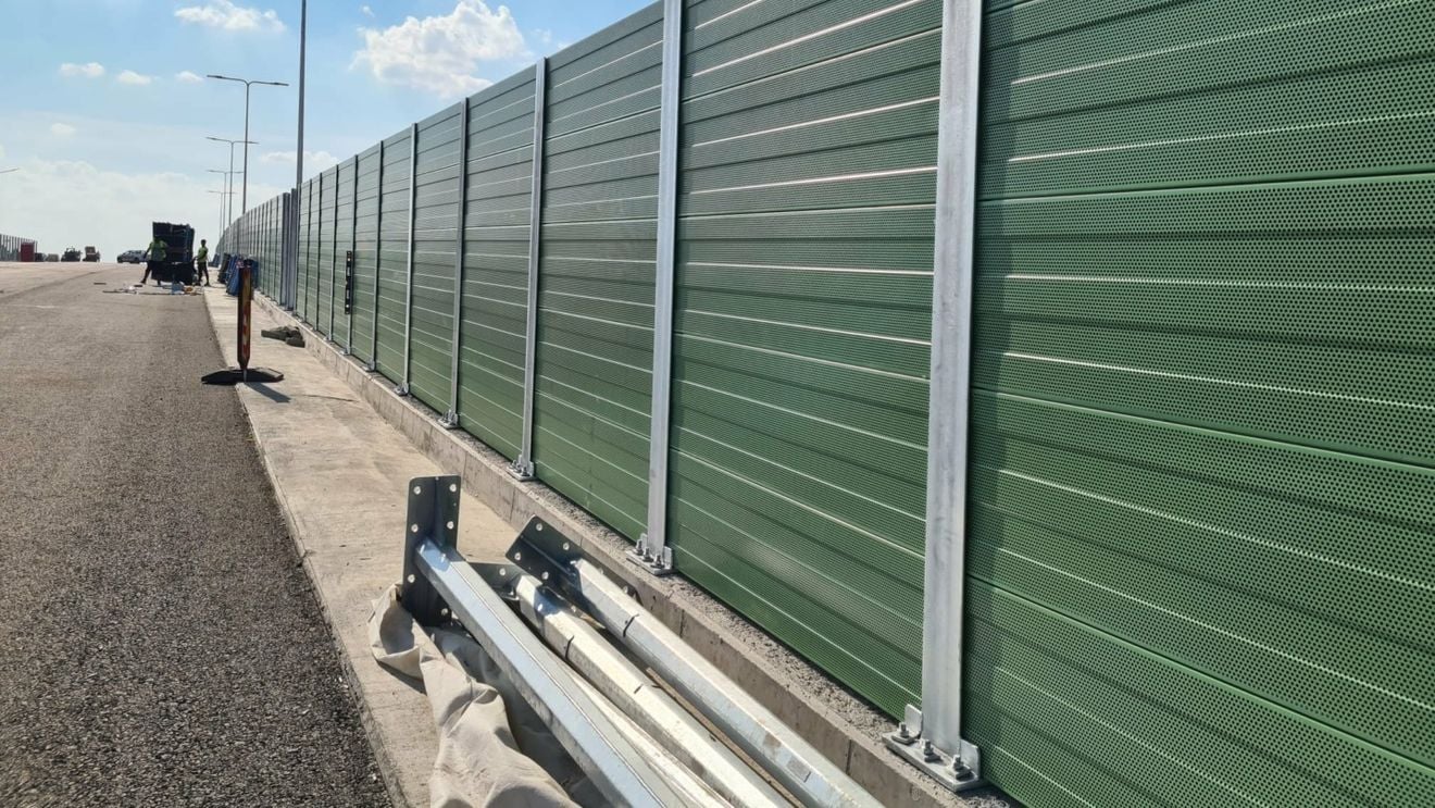 CNAIR montează panouri fonoabsorbante pe Centura Capitalei, pe A 1 București-Pitești și pe A 2 - Autostrada Soarelui. Panourile anti-zgomot costă aproape 100 de milioane de lei