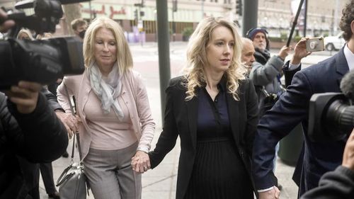 Fondatoarea start-up-ului Theranos, condamnată la peste 11 ani de închisoare pentru fraudă în gestionarea companiei sale care promitea teste de sânge revoluţionare