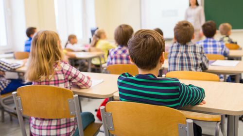 De ce este necesară educația financiară la copii, încă de mici. Doar așa pot evita greșelile părinților lor