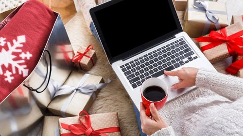 Tarifele lui Trump ar putea adăuga 40 de miliarde de dolari la costurile de sărbători ale americanilor, avertizează LendingTree