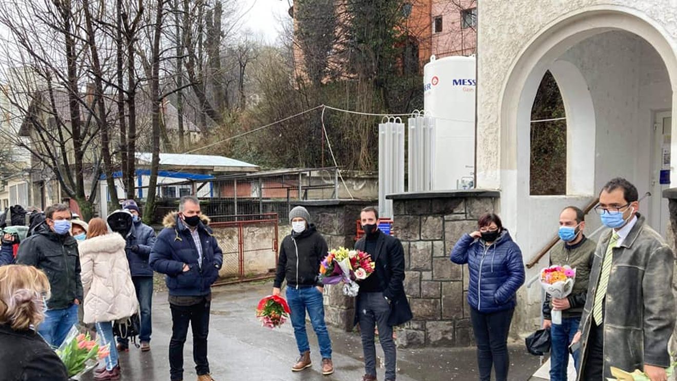 Brașovenii au așteptat-o cu flori pe Andreea Moldovan în fața Spitalului de Infecțioase, în semn de respect