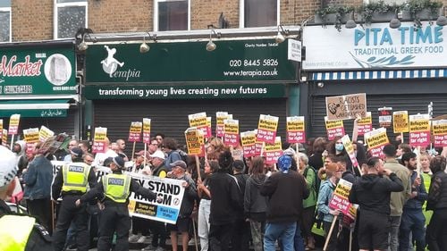 Demonstrațiile violente anti-imigranți din UK au eșuat. Care este bilanțul lor?