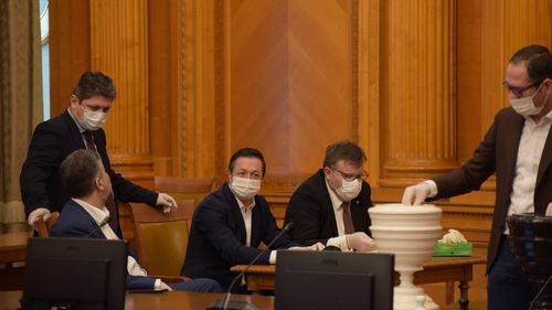 The coronavirus paradox in Romanian politics: opposition votes new government as ministers, supporting party are forced to stay isolated / President announces state of emergency starting next week