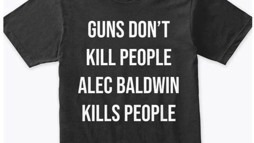 Unul dintre fiii lui Donald Trump vinde online tricouri cu mesajul „Armele nu ucid oameni, Alec Baldwin ucide oameni”