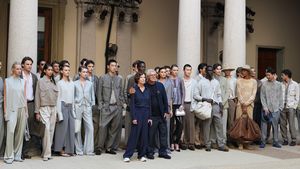 Giorgio Armani prezintă la Milano o colecție primăvară-vară 2027 inspirată de stilul de viață mediteranean: siluete fluide, denim decolorat și eleganță fără rigiditate