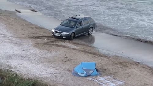 VIDEO Maşină împotmolită în nisip, pe o plajă din localitatea 23 August / Şoferul încearcă să plece, dar derapează în repetate rânduri / Poliția a deschis o anchetă
