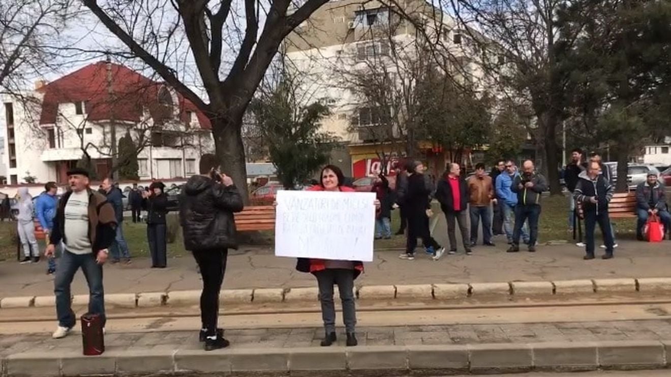 VIDEO Protest anti-PSD la Brăila. Miniștrii și șefii partidului au intrat în sediul PSD printr-o ușă lăturalnică pentru a evita protestatarii