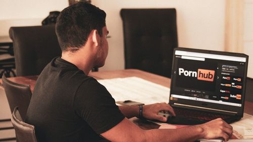 Site-urile pornografice din Regatul Unit riscă să fie eliminate  dacă nu țin copiii la distanță / OFCOM: Companiile care nu îndeplinesc noile cerințe legale se pot aștepta să se confrunte cu executarea
