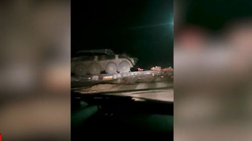 VIDEO Vagon care făcea parte din componenţa unui tren care transporta tehnică militară, deraiat în judeţul Braşov/ Momentul deraierii a fost surprins de un şofer oprit la trecerea la nivel cu calea ferată