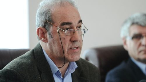 Profesorul Marian Popescu: Am decis să nu mai susțin cursuri la Facultatea de Jurnalism și Științele Comunicării a Universității din București, în semn de protest față de angajarea fostului șef de resurse umane al SRI. Senatul a votat, fără rușine, o impostură academică. La vedere