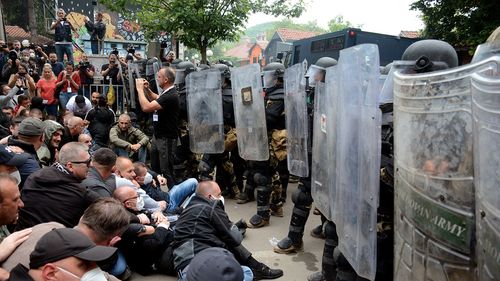 Întreprinzătorii din Kosovo blochează şoselele pentru a protesta împotriva creşterii facturilor de curent