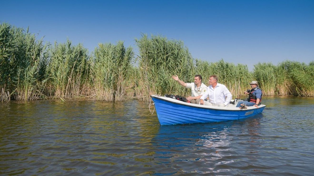 ”Am avut în ultimele săptămâni tragedie după tragedie” / Klaus Iohannis, la trei zile după revelație: Delta Dunării, soare, liniște, odihnă, poze, zâmbete, ținută all white