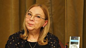 Istoricul Diana Mandache: Trăim într-un spectacol al absurdului continuu. Instituții principale ale statului, care trebuie să aibă prestigiu și autoritate, nu știu să discearnă între ce e bine sau ce e rău și să ia o decizie corectă