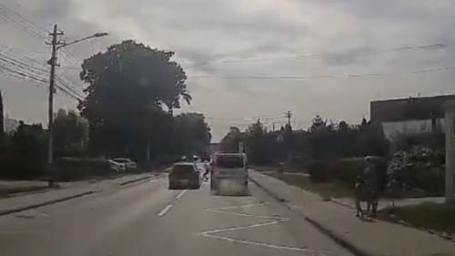 Permis suspendat patru luni pentru un şofer din Suceava care a fost filmat în timp ce depăşea pe trecerea pentru pietoni, fiind la un pas să lovească un copil