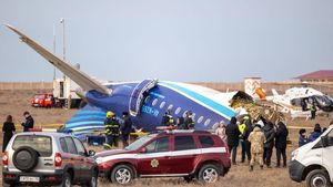 VIDEO Azerbaidjanul îşi plânge morţii într-o zi de doliu naţional. Anchetă în desfăşurare după prăbuşirea unui avion azer în Kazahstan