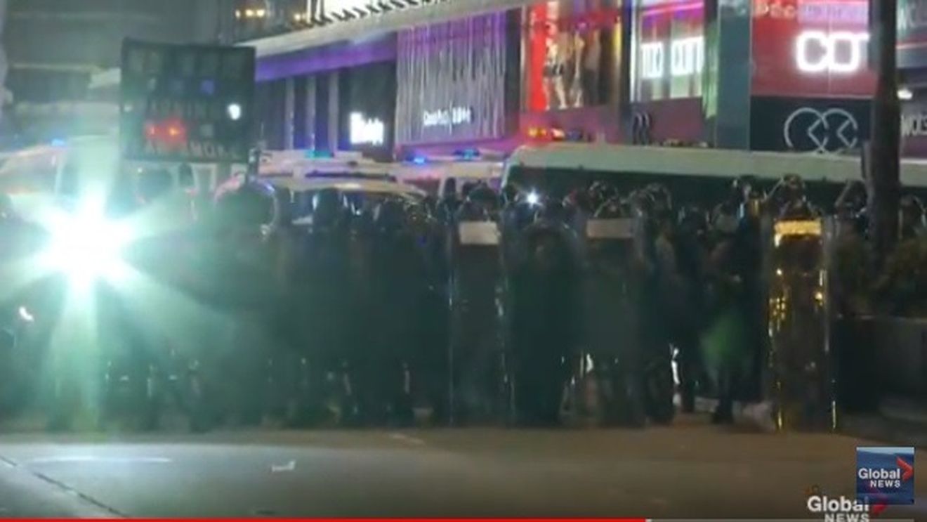 Tensiunile continuă în Hong Kong: Poliția a lansat grenade lacrimogene împotriva protestatarilor