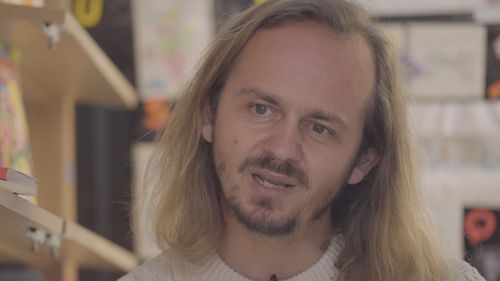 VIDEO Omul care pune cărțile pe roți