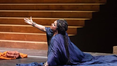 Soprana Anna Netrebko, cunoscută ca susținătoare a lui Putin, se declară împotriva războiului: Sunt rusoaică şi îmi iubesc ţara, dar am mulţi prieteni în Ucraina iar durerea şi suferinţa îmi frâng inima