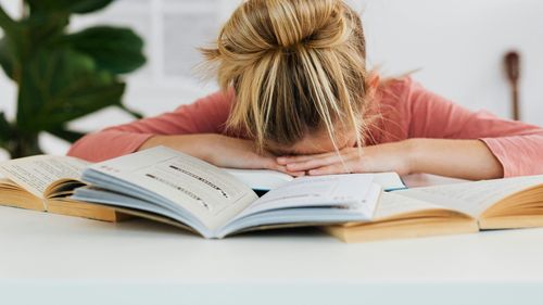 De ce procrastinarea nu înseamnă lene, ci o gândire rigidă pe care creierul tău o poate dezvăța