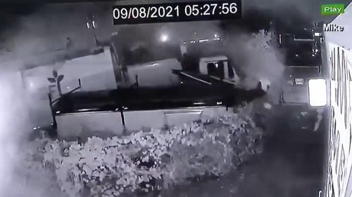 VIDEO Șoferul unui camion de gunoi a descoperit din greșeală o plantație de canabis / Camionul a intrat prin peretele unei clădiri în care se creșteau plantele