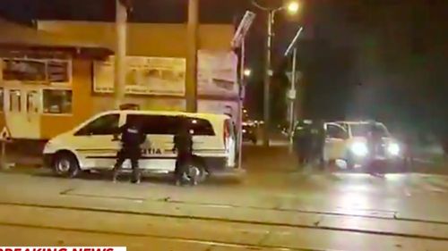 Membrii a două familii s-au luat la bătaie în plină stradă, într-un cartier din București. Poliția a intervenit în forță