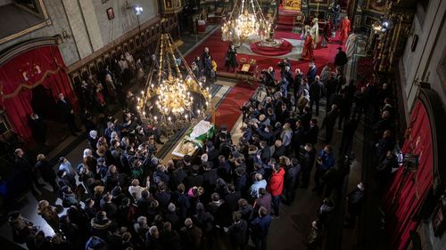 Mii de credincioşi şi preoţi sârbi, unii fără mască, au trecut pe la catedrala Sf. Sava din Belgrad pentru a-i aduce un ultim omagiu patriarhului Irineu al Bisericii Ortodoxe Sârbe