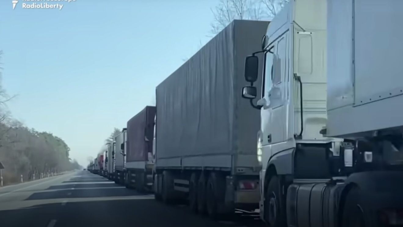 Camioanele care ies din ţară pe la Giurgiu au de aşteptat 180 de minute din cauza protestului fermierilor bulgari