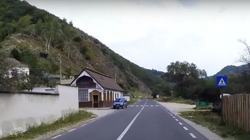 Căderi de pietre de pe versant, pe DN 67C între localitățile Șugag și Lacul Tău-Bistra / Ciculația pe Transalpina, închisă