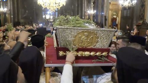 20.000 de pelerini s-au închinat la moaştele Sfintei Cuvioase Parascheva, în prima zi în care racla a fost adusă în curtea Mitropoliei Moldovei
