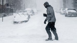 METEO: Cod galben de vânt în Moldova, nord-estul şi estul Munteniei, nordul Dobrogei / Polei, ninsori, vânt puternic și ger până marţi / Prognoza pentru Bucureşti