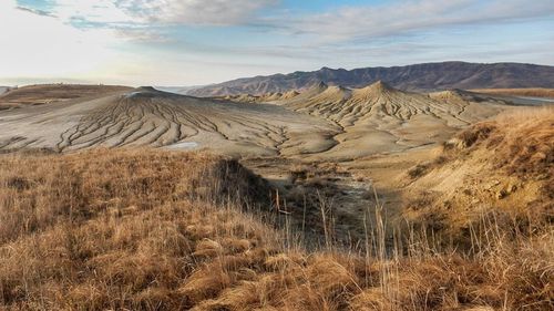 Ţinutul Buzăului a primit acreditarea UNESCO pentru a intra în reţeaua globală a geoparcurilor. În zonă se găsesc vulcanii noroioși, focurile vii, aşezările rupestre şi chihlimbarul de la Colţi