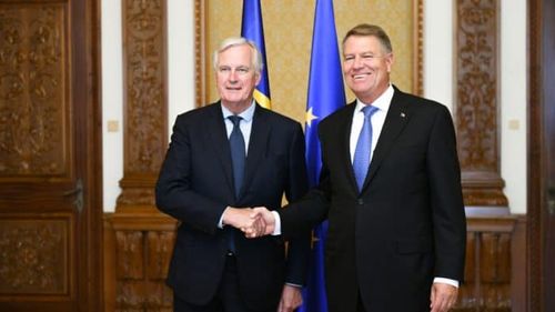 Iohannis l-a decorat pe Michel Barnier, negociatorul șef al Uniunii Europene pentru Brexit