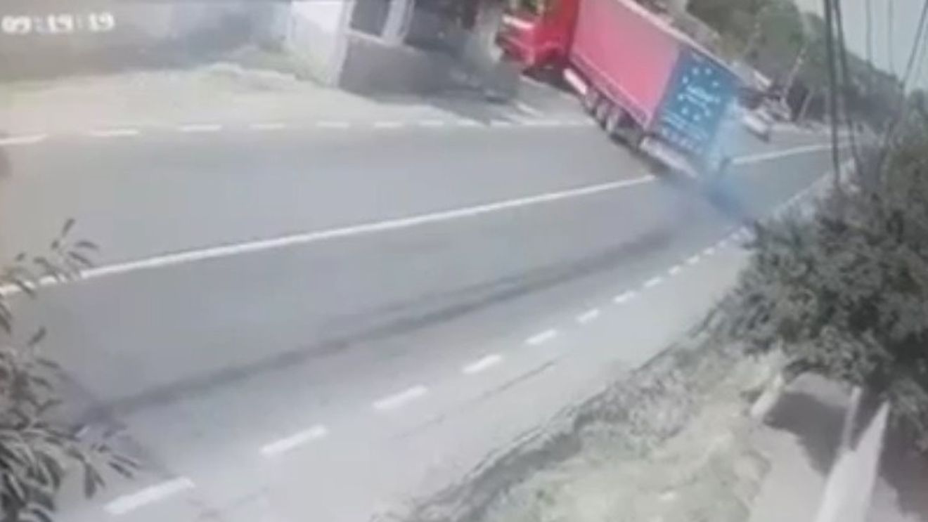 VIDEO Momentul în care un șofer de TIR evită la limită o bătrână de 90 de ani / Femeia, amendată cu 435 de lei pentru traversare neregulamentară / Șoferul a oprit TIR-ul în gardul unei case