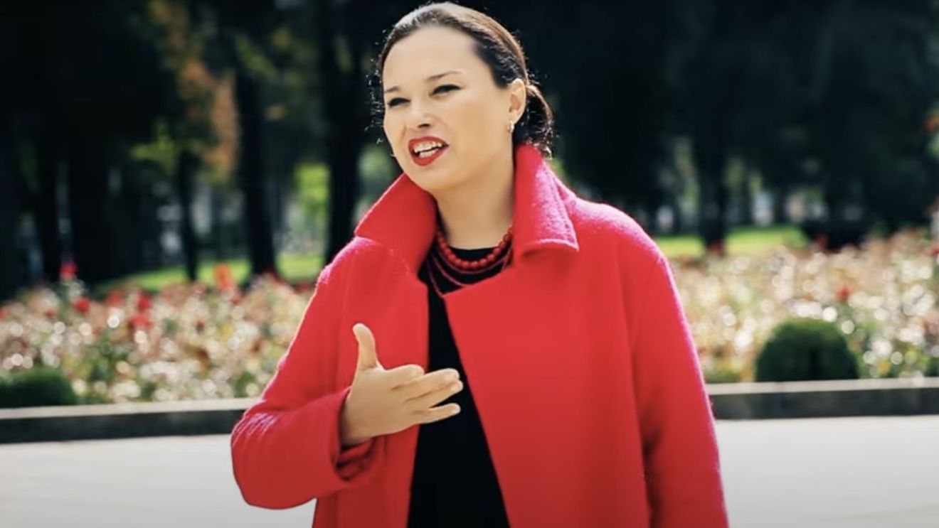 VIDEO Cum își promovează diplomația ucraineană țara: Soția ambasadorului de la Chișinău a înregistrat versiunea în română a celebrului cântec care ridică moralul trupelor - "Călinul roșu"