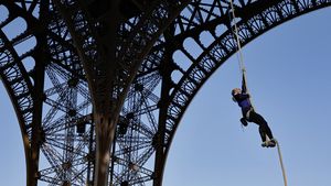VIDEO O alpinistă a doborât recordul mondial de căţărare pe frânghie după ce a escaladat Turnul Eiffel